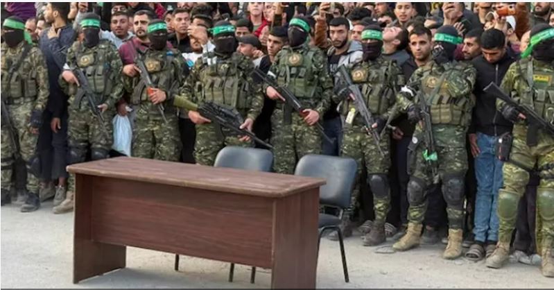 "رويترز" نقلا عن مصدر في حماس: هذا شرط الحركة لالقاء سلاحها